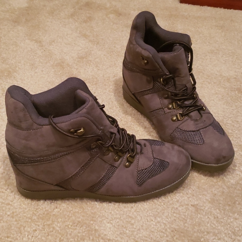 Wedge heeled shoes